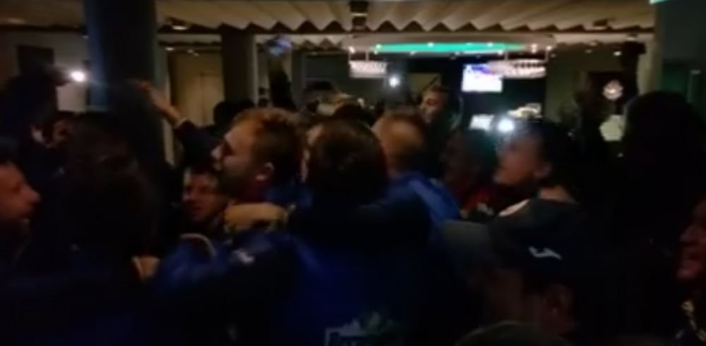 Momente senzationale cu nationala la hotel! Fanii i-au asteptat in hol, jucatorii au intrat si s-a declansat NEBUNIA! SUPER VIDEO