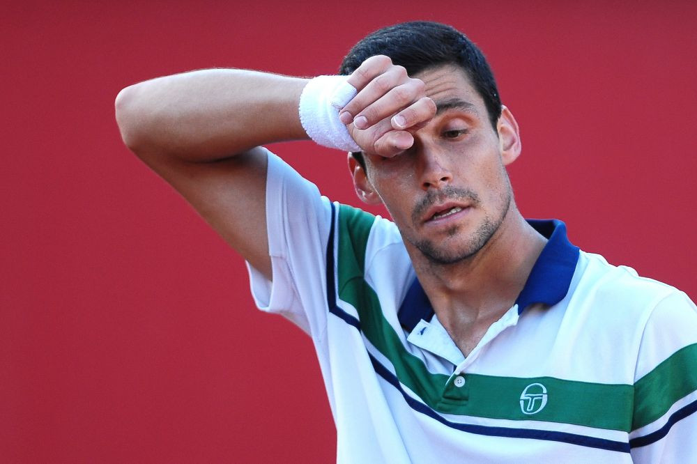 Hanescu a ajuns de urgenta la spital: a lesinat si s-a lovit rau! UPDATE: Are barba sparta si 7 copci, inca il doare capul . Ce spune Marius Copil