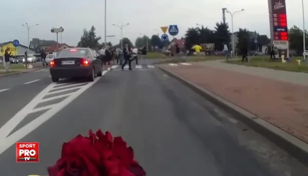 HAOS pe strazile din Varsovia! Ce se intampla cand fanii Legiei si cei ai Wislei se intalnesc la o nunta! VIDEO