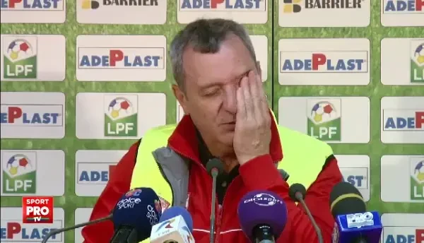 Video GENIAL! Rednic a inceput sa cante cand a fost intrebat de nationala. :)) Care e melodia lui preferata