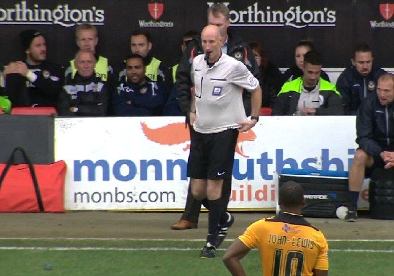 Meci incredibil in Anglia! Un suporter a coborat pe teren si s-a imbracat IN ARBITRU! Ce s-a intamplat dupa. SUPER IMAGINI_2