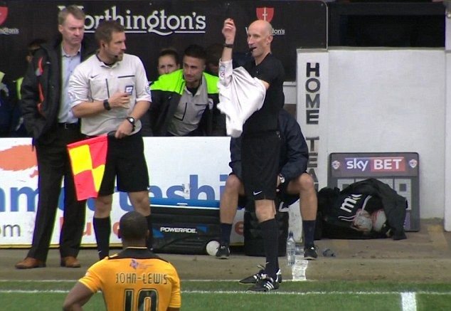 Meci incredibil in Anglia! Un suporter a coborat pe teren si s-a imbracat IN ARBITRU! Ce s-a intamplat dupa. SUPER IMAGINI_3