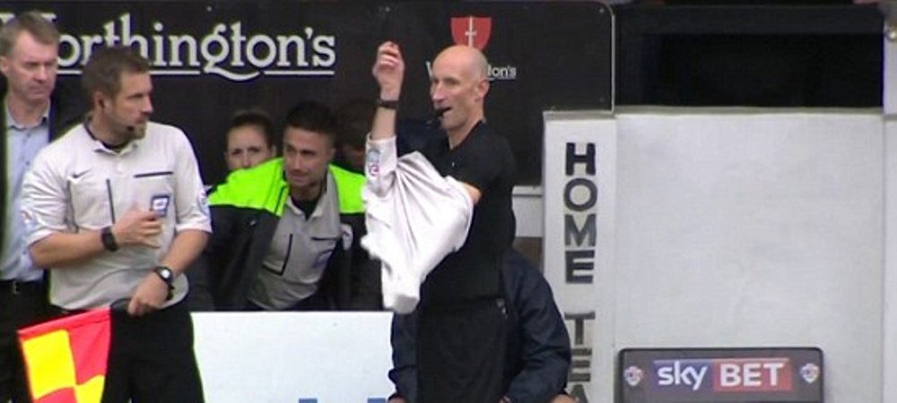 Meci incredibil in Anglia! Un suporter a coborat pe teren si s-a imbracat IN ARBITRU! Ce s-a intamplat dupa. SUPER IMAGINI_6