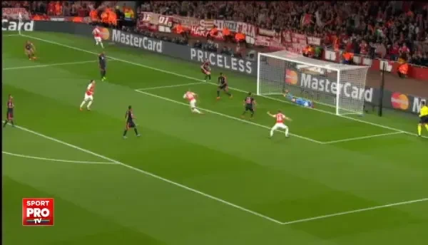 Neuer scoate fabulos lovitura de cap a lui Walcott