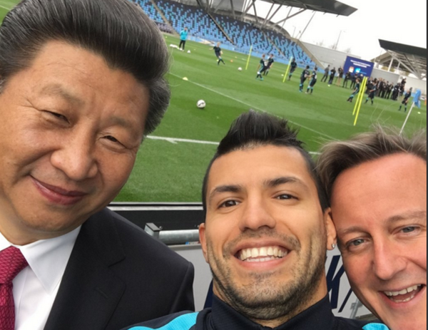 FOTOGRAFIA ZILEI | Faza geniala cu Aguero, la antrenamentul lui City. Argentinianul si-a facut selfie cu doi dintre cei mai puternici oameni ai planetei