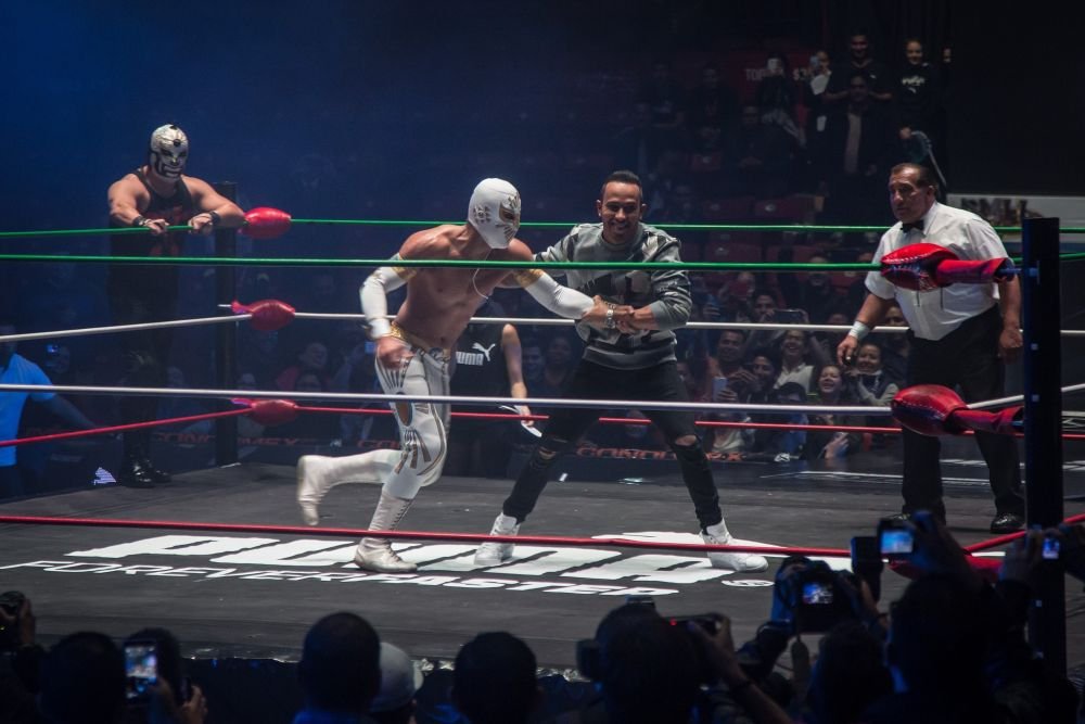 Hamilton, asa cum nu l-ai mai vazut niciodata! A urcat in ringul de wrestling si l-a facut praf pe mexicanul Mistico! VIDEO