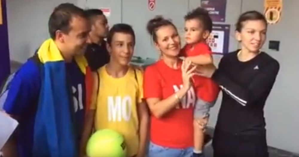 Primele imagini cu Simona Halep dupa eliminarea de la Singapore. Asaltata de fani, Simona si-a facut poze cu toata lumea: VIDEO