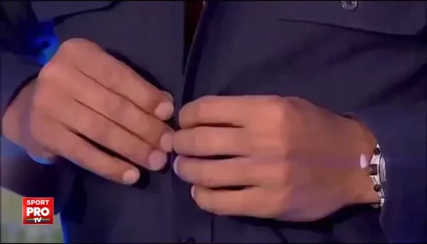 S-a deghizat in agent de securitate si s-a dus sa le confiste mingea unor tineri! Reactia acestora cand vad ca e Ronaldinho! VIDEO