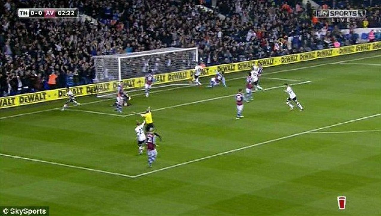 Cine s-a bucurat mai tare: marcatorul golului sau arbitrul? Faza bizara la un meci din Premier League: VIDEO_1