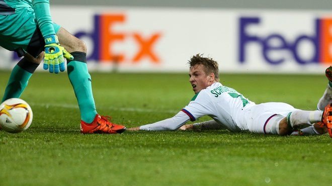 GOL IREAL in Europa League! A scapat singur cu portarul, a cazut, apoi a urmat cea mai CIUDATA finalizare
