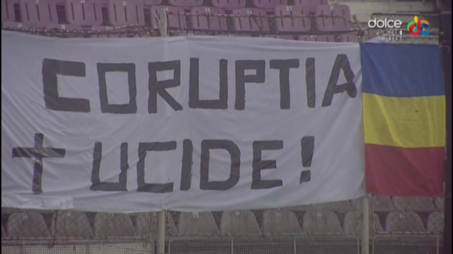 Lacrimi la Timisoara. Meciul cu Dinamo s-a oprit in minutul 41, tot stadionul a inceput sa aplaude. O cruce din candele a fost adusa in memoria victimelor din Colectiv