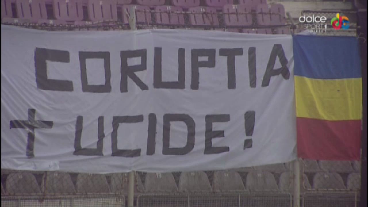 Lacrimi la Timisoara. Meciul cu Dinamo s-a oprit in minutul 41, tot stadionul a inceput sa aplaude. O cruce din candele a fost adusa in memoria victimelor din Colectiv_1