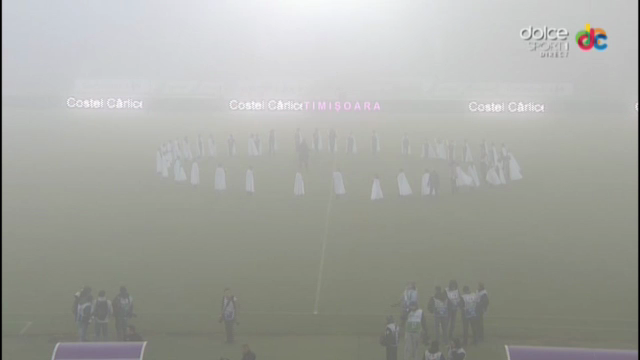 Lacrimi la Timisoara. Meciul cu Dinamo s-a oprit in minutul 41, tot stadionul a inceput sa aplaude. O cruce din candele a fost adusa in memoria victimelor din Colectiv_3