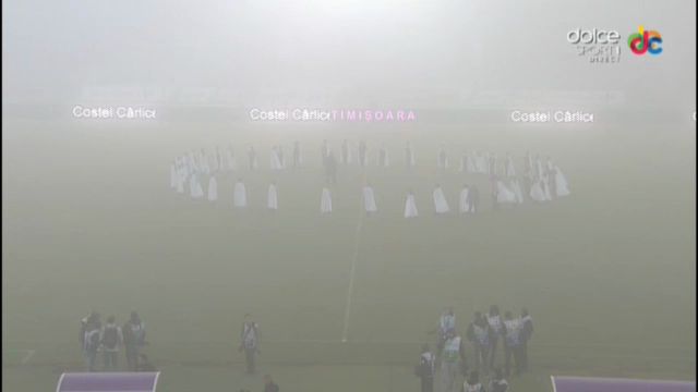 Lacrimi la Timisoara. Meciul cu Dinamo s-a oprit in minutul 41, tot stadionul a inceput sa aplaude. O cruce din candele a fost adusa in memoria victimelor din Colectiv_3