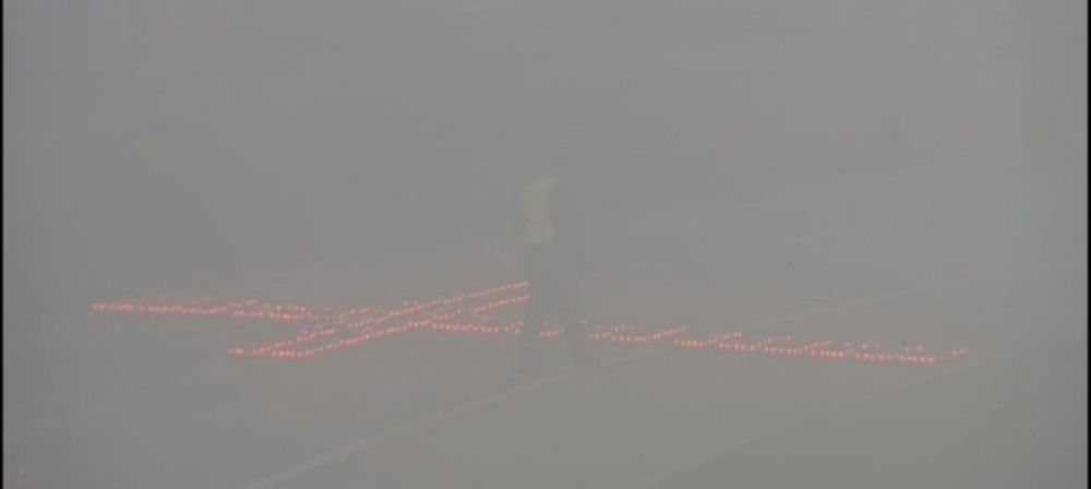 Lacrimi la Timisoara. Meciul cu Dinamo s-a oprit in minutul 41, tot stadionul a inceput sa aplaude. O cruce din candele a fost adusa in memoria victimelor din Colectiv_5