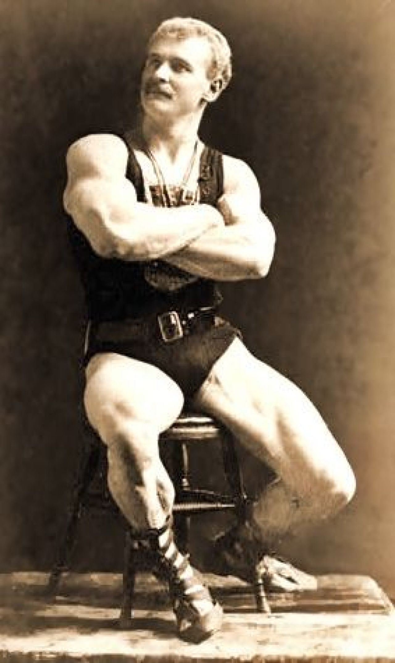 El e omul care facea femeile sa lesine cu muschii sai! Cum arata inventatorul fitnessului_1
