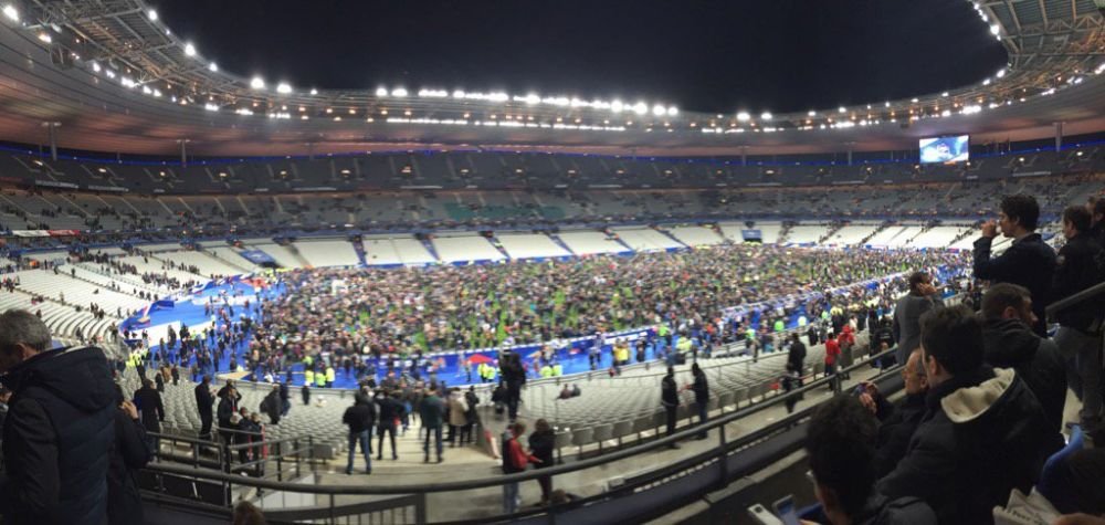 Imagini inspaimantatoare pe Stade de France, in timpul meciului Franta - Germania. Momentul in care una dintre bombe a explodat langa stadion VIDEO