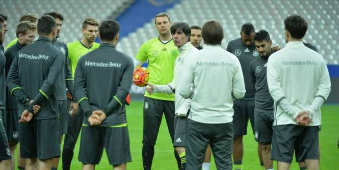 Delegatia Germaniei, impietrita de atentatele teroriste din Paris: jucatorii au dormit noaptea trecuta pe Stade de France, in vestiare, de frica teroristilor