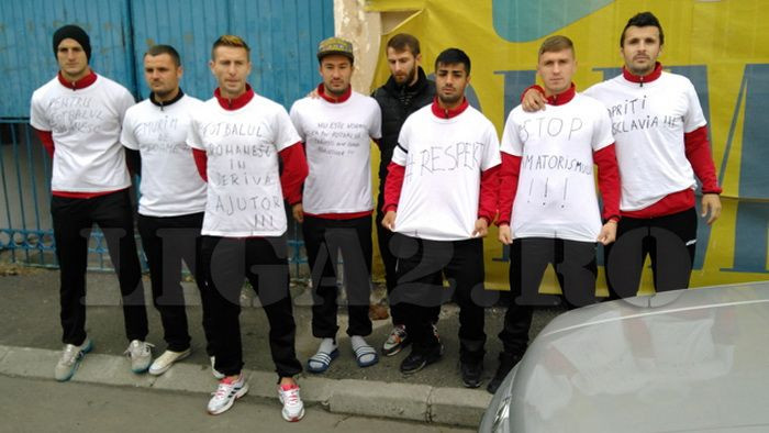 Murim de foame. Fotbalisti 2015 = sclavi! Un meci din Liga a II-a s-a oprit dupa 3 minute! Masura conducerii: cine a protestat azi va fi exclus din lot!