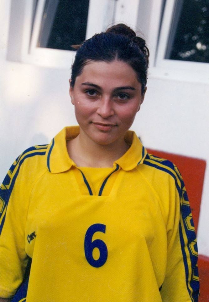 In liceu arata asa, acum este una dintre cele mai sexy sportive din Romania! O recunosti? :)_6