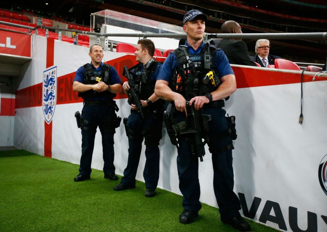 TEROAREA a adus armele de foc pe stadion! Imagini fara precedent de la antrenamentul Frantei inaintea amicalului cu Anglia. UEFA anunta ca Euro 2016 nu se muta_4