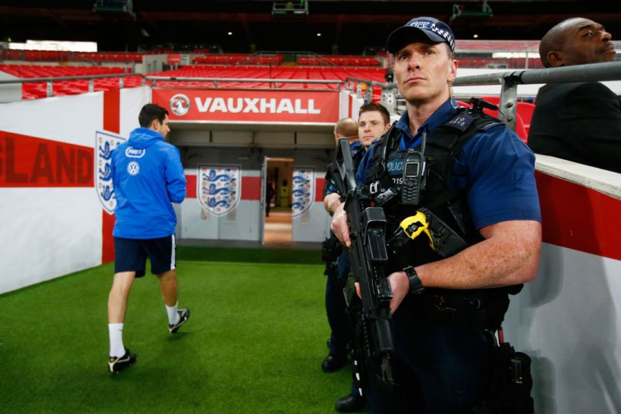 TEROAREA a adus armele de foc pe stadion! Imagini fara precedent de la antrenamentul Frantei inaintea amicalului cu Anglia. UEFA anunta ca Euro 2016 nu se muta_5
