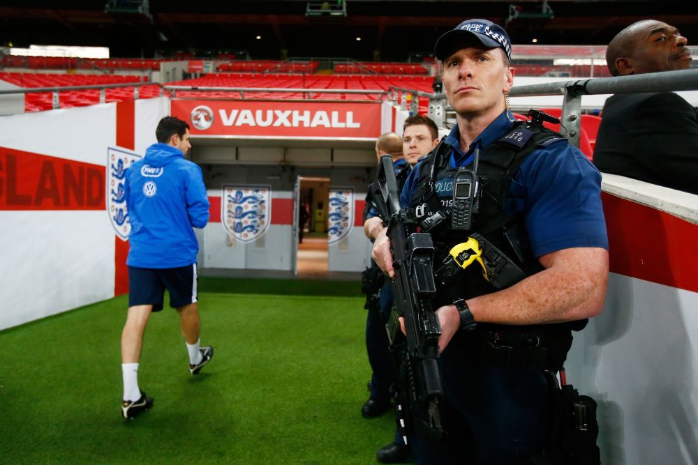 TEROAREA a adus armele de foc pe stadion! Imagini fara precedent de la antrenamentul Frantei inaintea amicalului cu Anglia. UEFA anunta ca Euro 2016 nu se muta_5