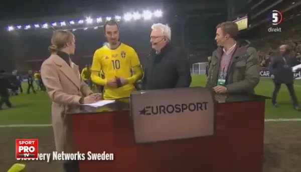 VIDEO Zlatan, luat pe sus de colegi in timp ce dadea interviu! Ce reactie a avut starul Suediei