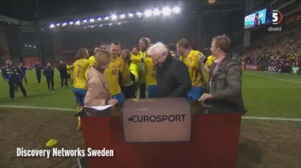 VIDEO Zlatan, luat pe sus de colegi in timp ce dadea interviu! Ce reactie a avut starul Suediei