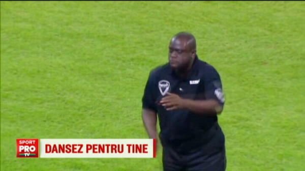 Reactia geniala a acestui bodyguard dupa ce a fost provocat de o mascota pe teren :))