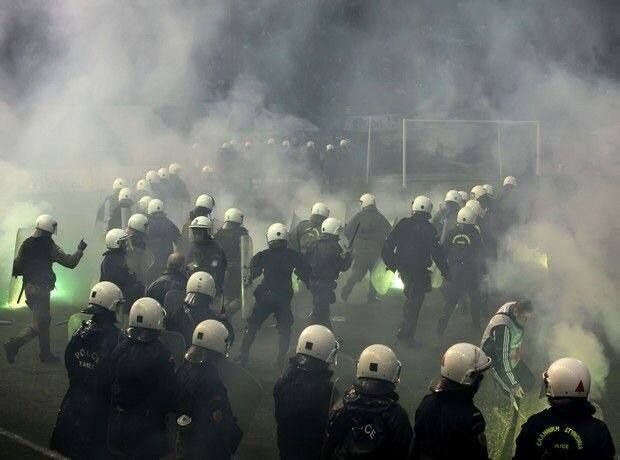 Incidente INCREDIBILE in Grecia! Derby-ul dintre Panathinaikos si Olympiacos, ANULAT din cauza fanilor care au atacat jucatorii_5