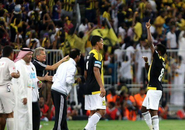 Scene SOCANTE in Arabia Saudita! Boloni a fost BOMBARDAT cu sticle dupa ultimul meci! VIDEO