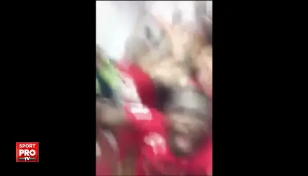 Imagini din vestiarul lui Dinamo imediat dupa victorie: jucatorii au cantat si injurat-o pe Steaua! Gnohere, nebun dupa "imnurile" galeriei VIDEO