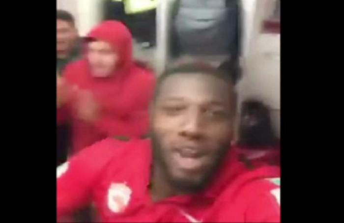 Imagini din vestiarul lui Dinamo imediat dupa victorie: jucatorii au cantat si injurat-o pe Steaua! Gnohere, nebun dupa imnurile galeriei VIDEO