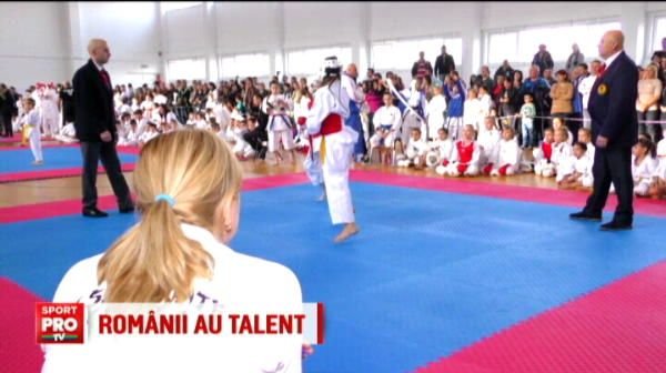 Sute de copii s-au luptat la Karate, in week-end, la Targoviste. Pustii viseaza sa fie ca Van Damme si Jackie Chan! VIDEO