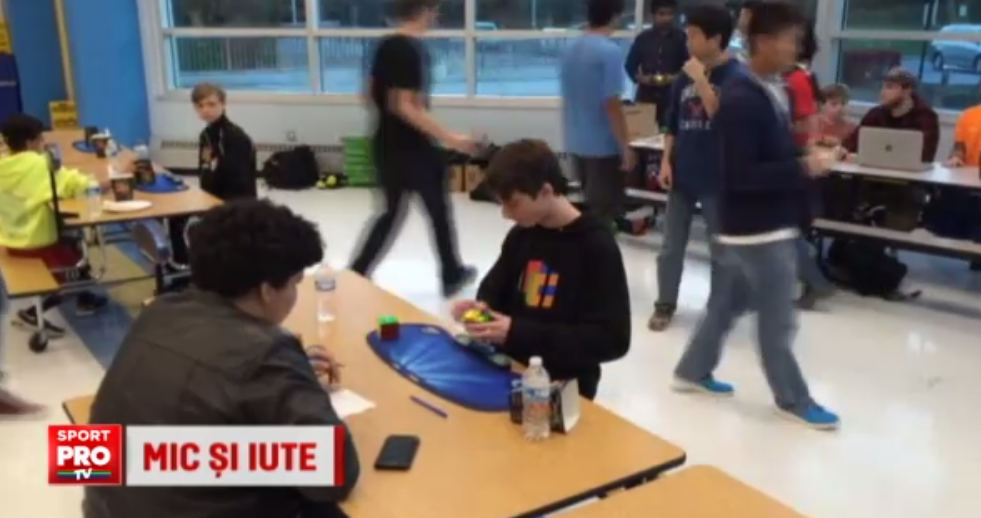 VIDEO | Sportul mintii si al mainii. Cum reuseste un pusti de 14 ani sa dea gata cubul Rubik in mai putin de 5 secunde