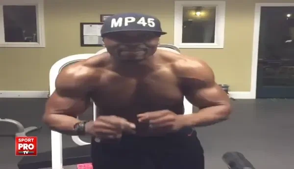 "Haideti sa va arat bicepsul meu celebru" INCREDIBIL! Ce se intampla dupa ce se strange de mana