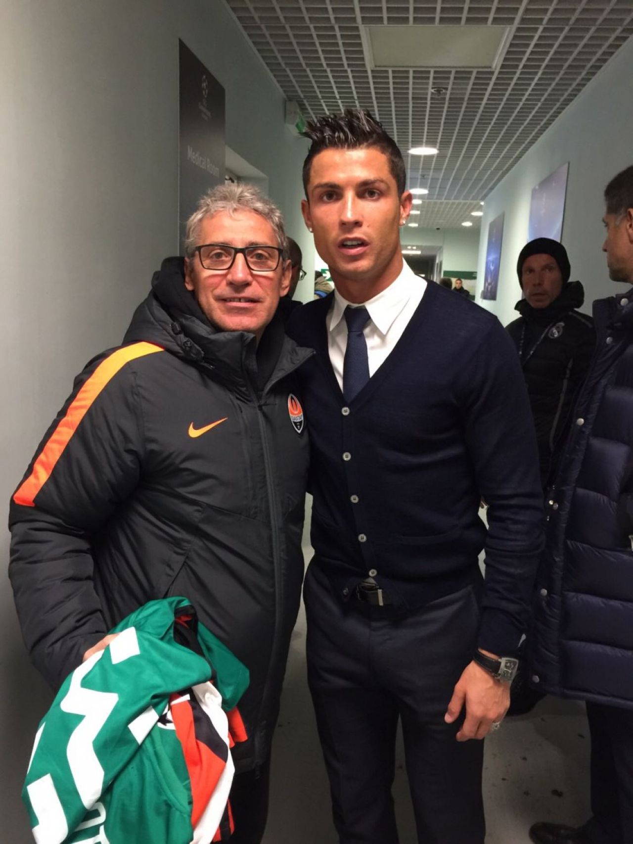 Cine este romanul care s-a pozat cu toate vedetele lui Real Madrid. Victor Hexan, omul care a ajuns sa lucreze cu cei mai mari fotbalisti_1