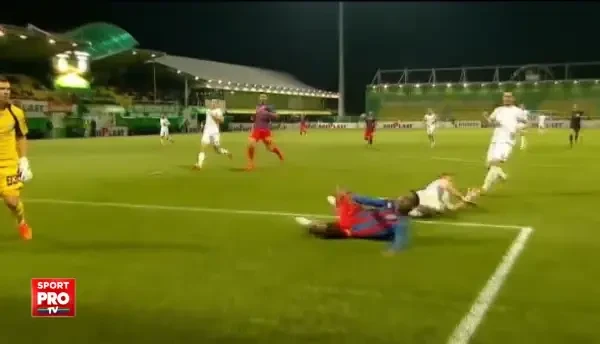 Momente DEMENTIALE pe stadioanele din Liga I! Cine e jucatorul care a nimerit de 3 ori vinclul portii din 3 incercari