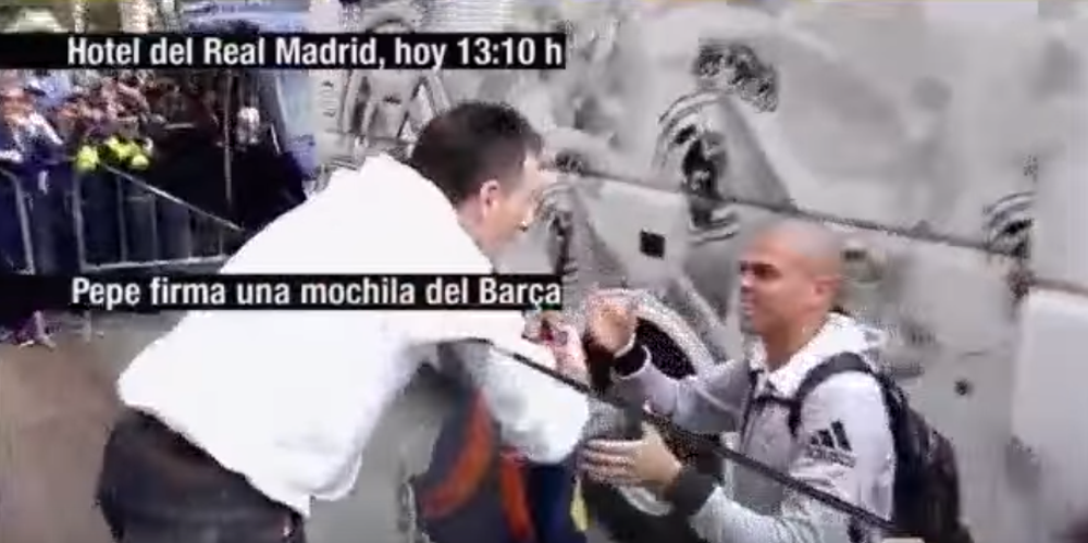 Faza geniala la Real Madrid! Un fan s-a dus la Pepe cu o esarfa a BARCELONEI pentru un autograf! Ce a facut jucatorul. VIDEO