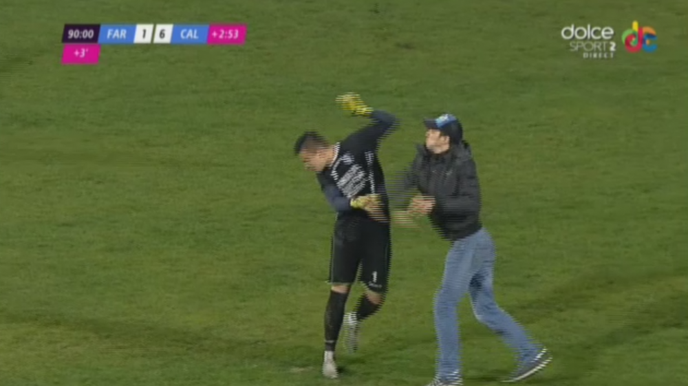 Incidente socante: invins de 6 ori de Calarasiul lui Ganea, portarul Farului a fost batut de un suporter pe teren. Tudor l-a eliminat tot pe fotbalist