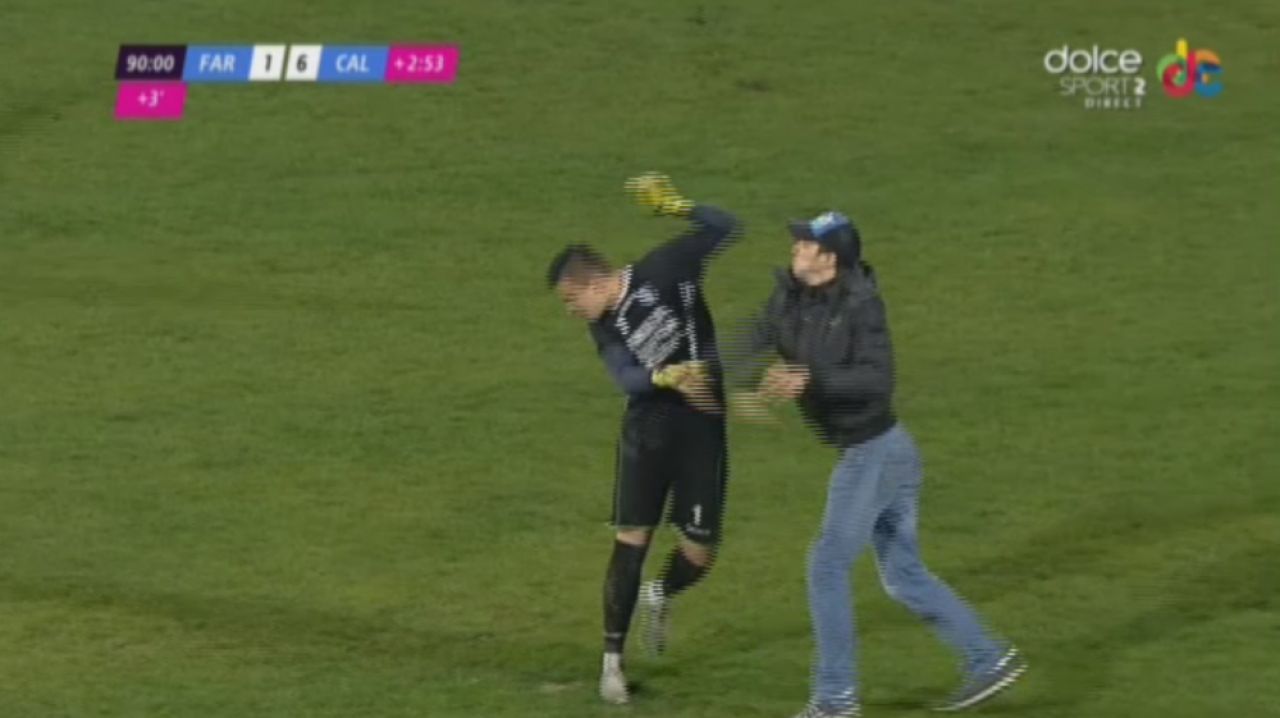 Incidente socante: invins de 6 ori de Calarasiul lui Ganea, portarul Farului a fost batut de un suporter pe teren. Tudor l-a eliminat tot pe fotbalist_1