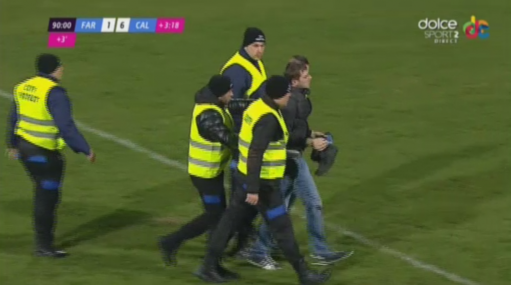 Incidente socante: invins de 6 ori de Calarasiul lui Ganea, portarul Farului a fost batut de un suporter pe teren. Tudor l-a eliminat tot pe fotbalist_2