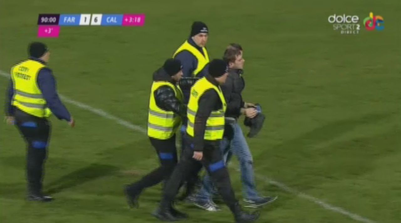 Incidente socante: invins de 6 ori de Calarasiul lui Ganea, portarul Farului a fost batut de un suporter pe teren. Tudor l-a eliminat tot pe fotbalist_2