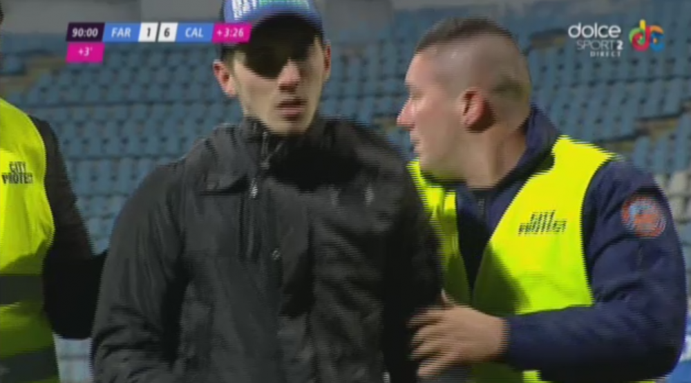 Incidente socante: invins de 6 ori de Calarasiul lui Ganea, portarul Farului a fost batut de un suporter pe teren. Tudor l-a eliminat tot pe fotbalist_3