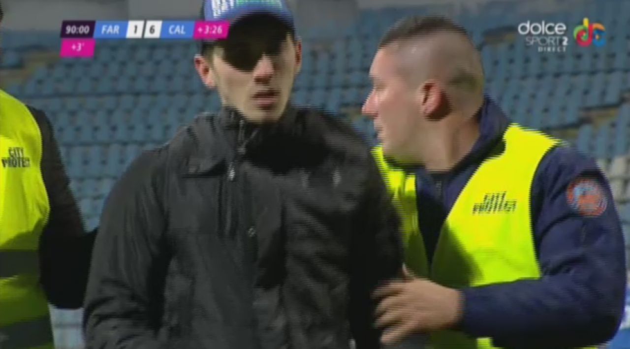 Incidente socante: invins de 6 ori de Calarasiul lui Ganea, portarul Farului a fost batut de un suporter pe teren. Tudor l-a eliminat tot pe fotbalist_3