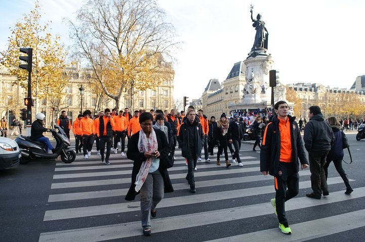 Imagini emotionante astazi in Paris. Mircea Lucescu si-a dus jucatorii la locul atentatelor teroriste, inainte de PSG - Sahtior_13