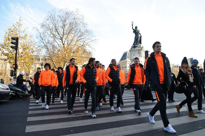 Imagini emotionante astazi in Paris. Mircea Lucescu si-a dus jucatorii la locul atentatelor teroriste, inainte de PSG - Sahtior_14
