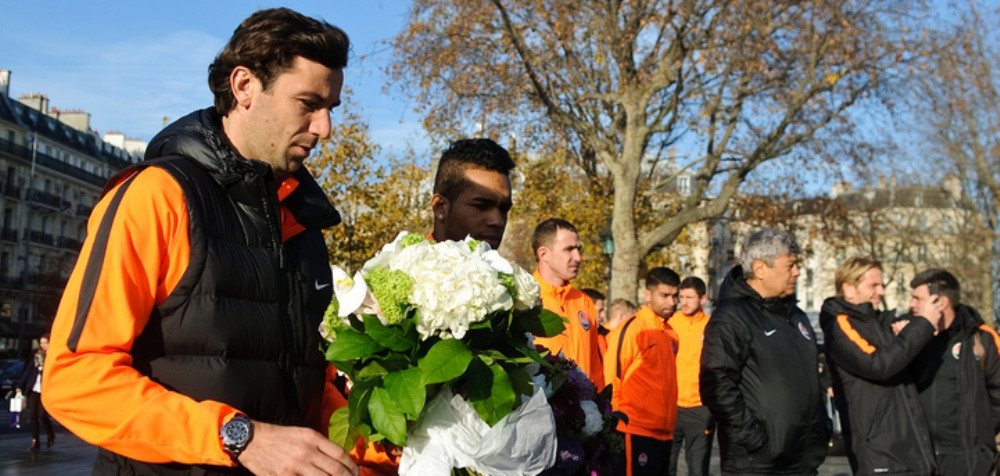 Imagini emotionante astazi in Paris. Mircea Lucescu si-a dus jucatorii la locul atentatelor teroriste, inainte de PSG - Sahtior_16