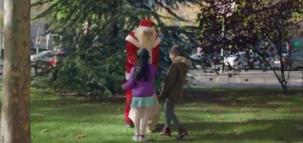 S-a costumat in Mos Craciun si i-a facut surpriza vietii acestui copil cu dizabilitati! Ghicesti ce star de la Real e in imagine? VIDEO